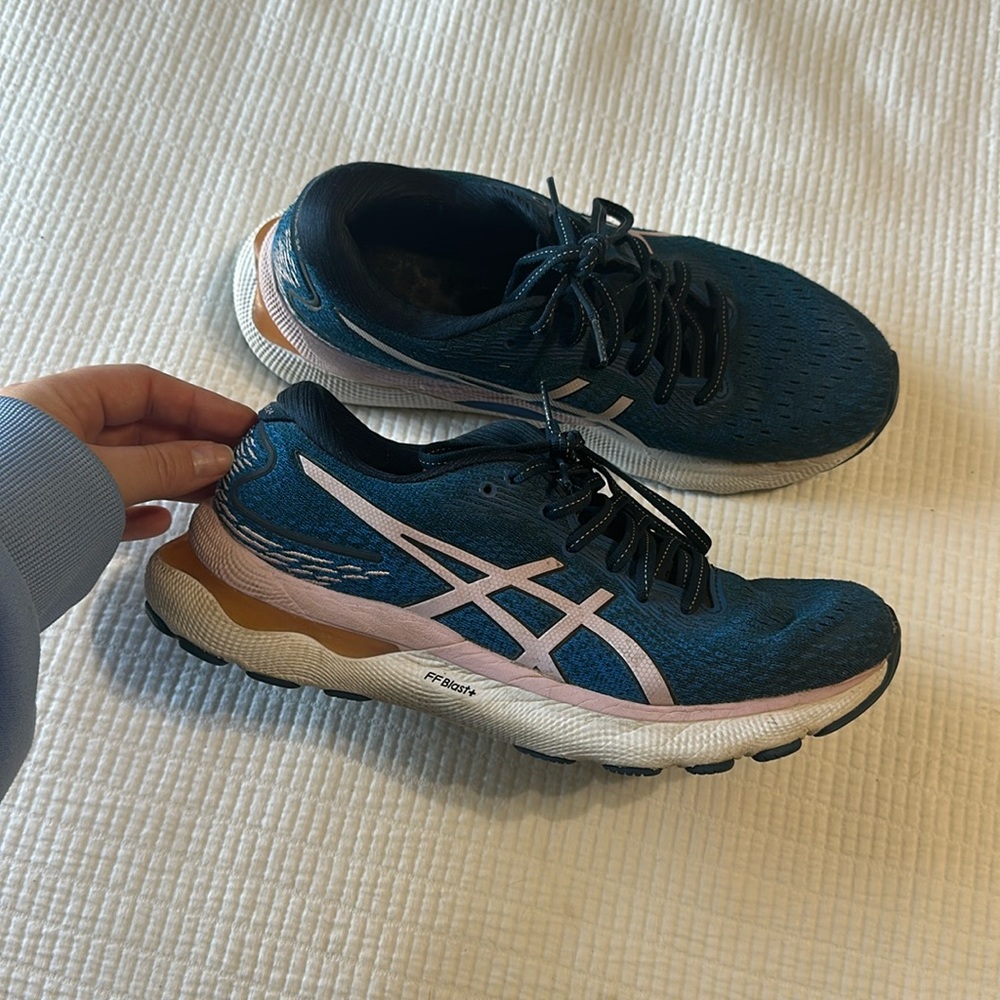 ASICS women’s gel nimbus 24 size 8.5
